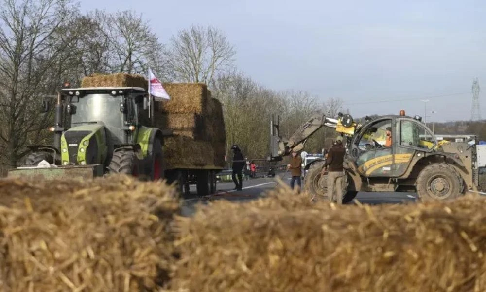 Γαλλία: Αγρότες απέκλεισαν δρόμους γύρω από το Παρίσι (βίντεο)